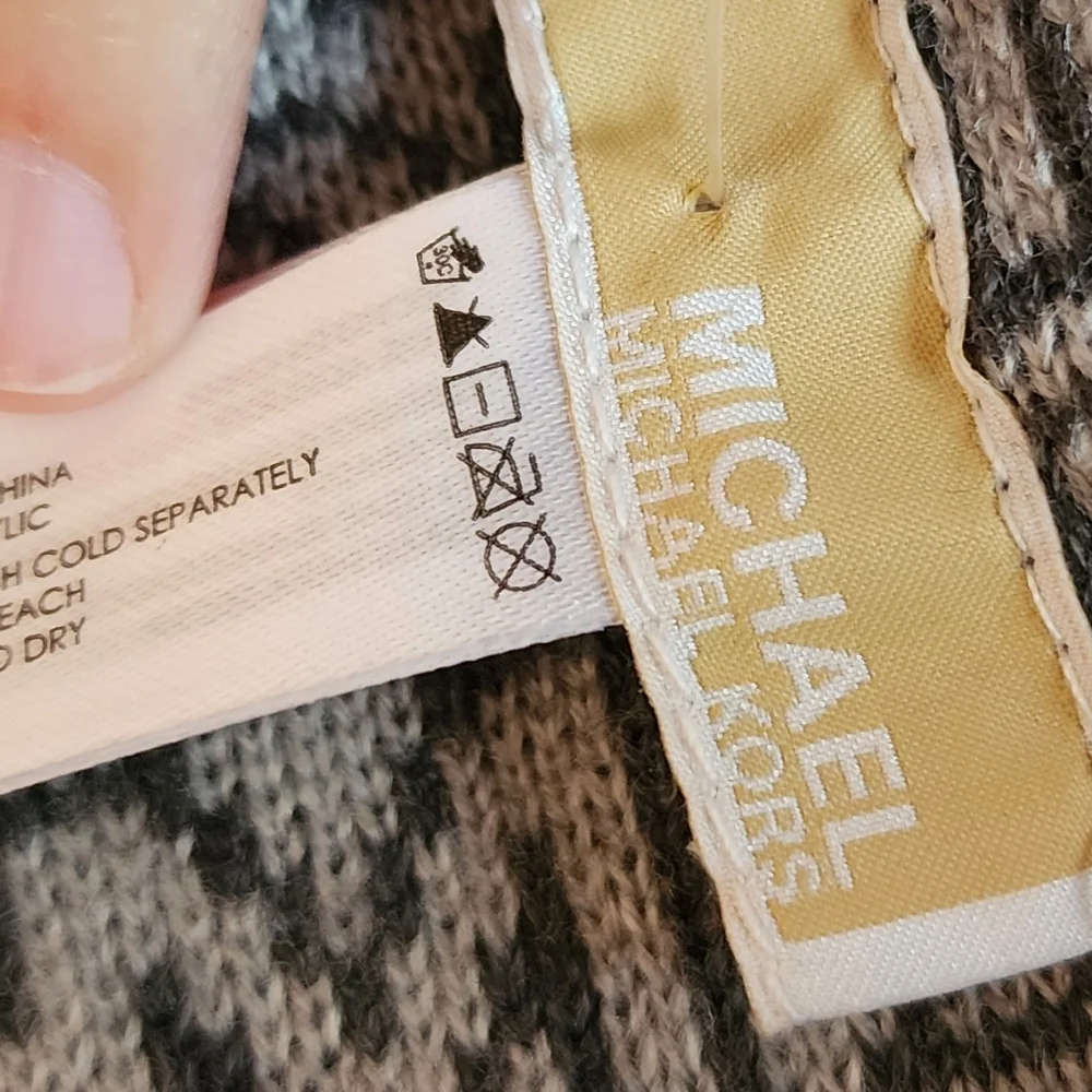 EUC Michael Kors‎ gray and white scarf